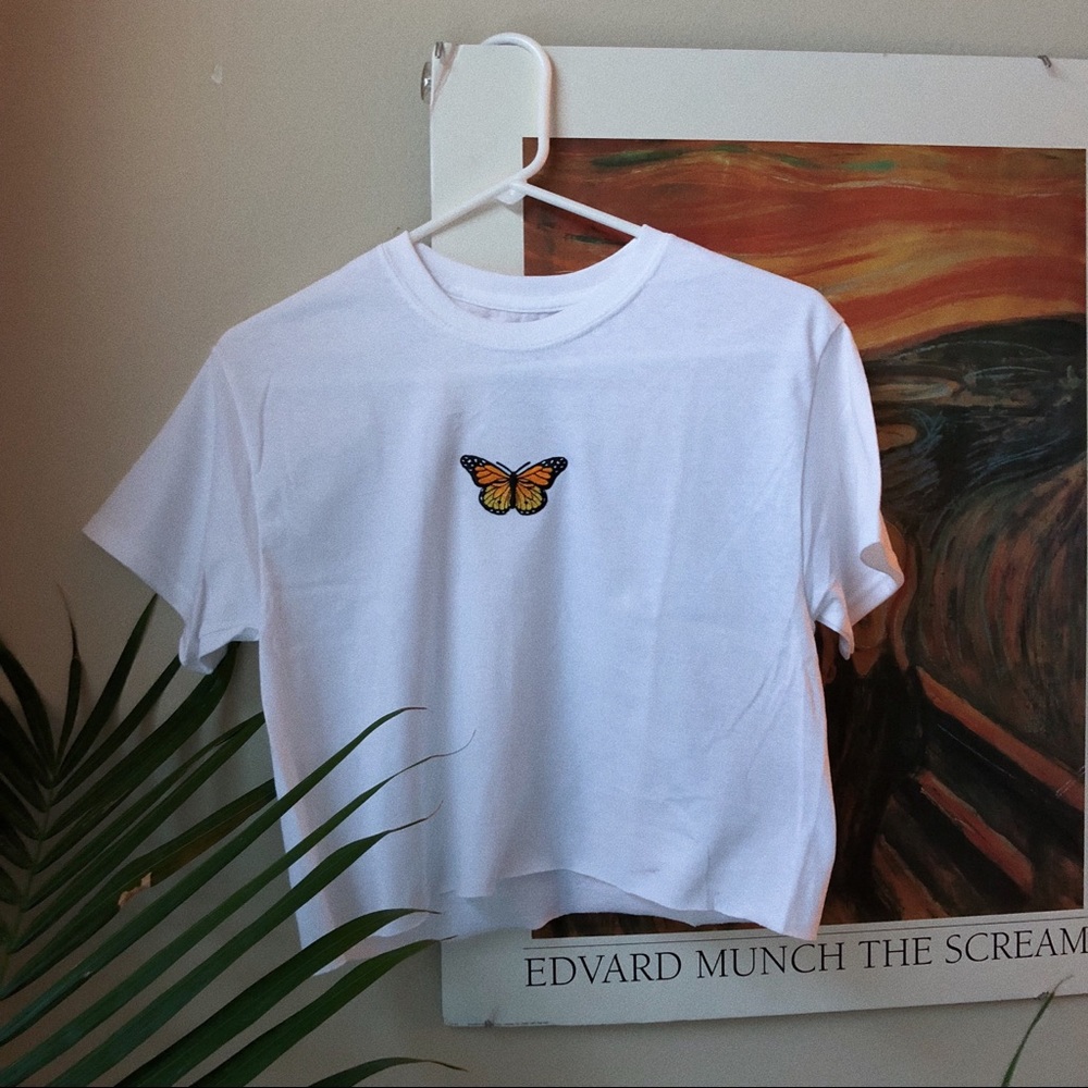 Embroidered butterfly tee🦋